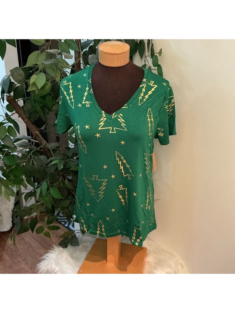 Jollidays short sleeve v neck festive holiday tee Woman’s size Large